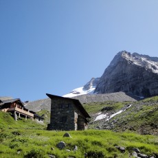 Geraer Hütte (2.324 m) mit Fußstein und Olperer
