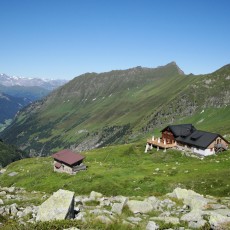 Die Geraer Hütte mit Blick ins Valsertal