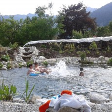 Erfrischung im Sommer garantiert der Naturbadeteich.