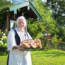 Unsere Oma mit frischen Schmalznudeln