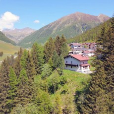 Das Schmirnhaus im Sommer. Es muss nicht gleich der Olperer mit seinen 3476 Meter sein, im Sommer gibt es eine große Auswahl an Wander- und Bergtouren ab Haus.