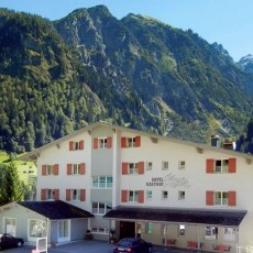 Hotel Kreuz im Sommer mit herrlichem Panorama