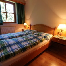 Schlafzimmer in einem der Apartments
