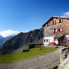 Die Innsbrucker Hütte mit Sonnenterrasse in 2.369 Meter
