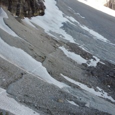 Steiganlage über Schneefelder unterhalb des Tribulaun