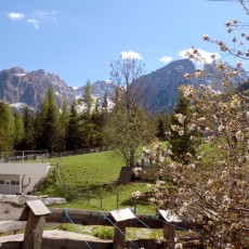 Blick vom Bauernhof zum Zwölferkofel