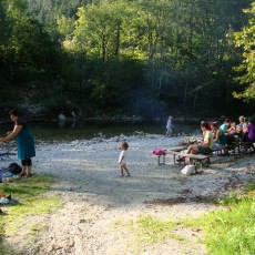 Die Ois fließt durch den Campingplatz, im Sommer ideal zum Grillen