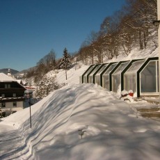 Der überdachte Pool des Hotels Stigenwirth hat auch im Winter geöffnet