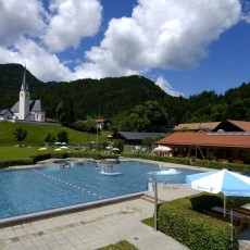 Schwimmbad  und Kirche Leonhardstein