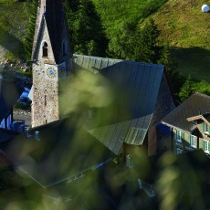 Die Zeiger der Kirchturmuhr scheinen langsamer zu drehen.