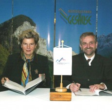 Am 26. Oktober 2002, unterzeichneten Landeshauptfrau Klasnic und Minister Molterer die Gründung des Nationalparks Gesäuse.