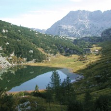 Blick auf Pühringerhütte und Rotgschirr (2.261 m) mit dem kleinen Elmsee im Vordergrund