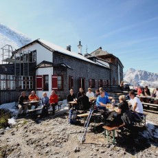 Auf der begehrten Sonnenterrasse des Watzmannhauses