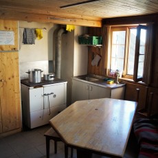 Im Winter ist die Hütte unbewartet, im Winterraum ist der Holzofen Küche und Wärmequelle zugleich.