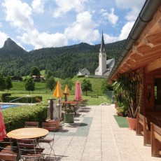 Der Südtiroler befindet sich direkt am Schwimbad Kreuth