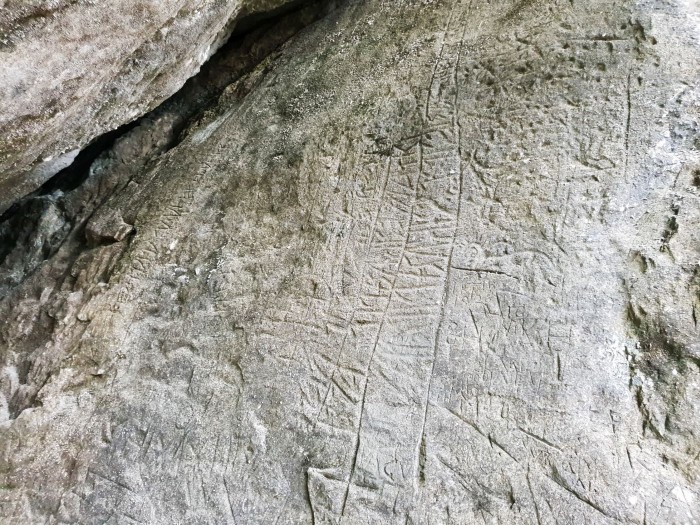 Rätische Inschriften auf einer Steinplatte