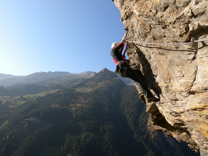 Kletterer in der Wand im Klettersteig Nasenwand