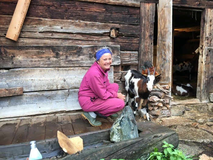 Helga Hager mit ihren Ziegen