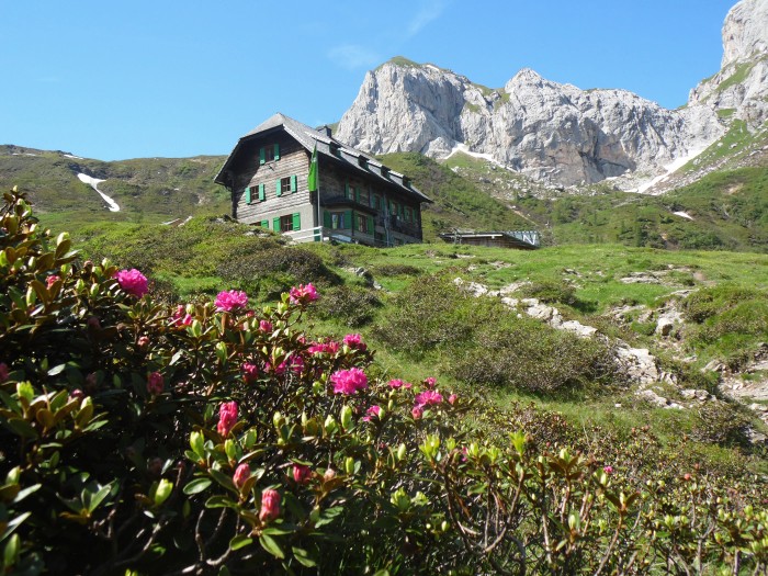 Hochweißsteinhaus mit Bergpanorama