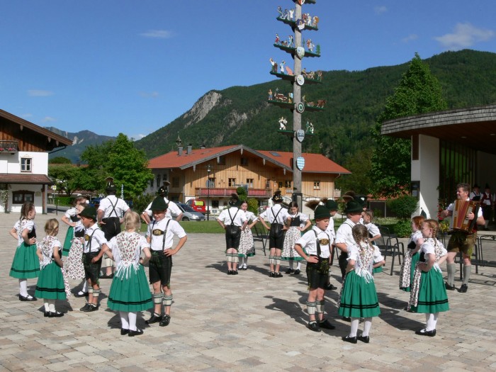 Trachtengruppe beim Tanz am Dorfplatz