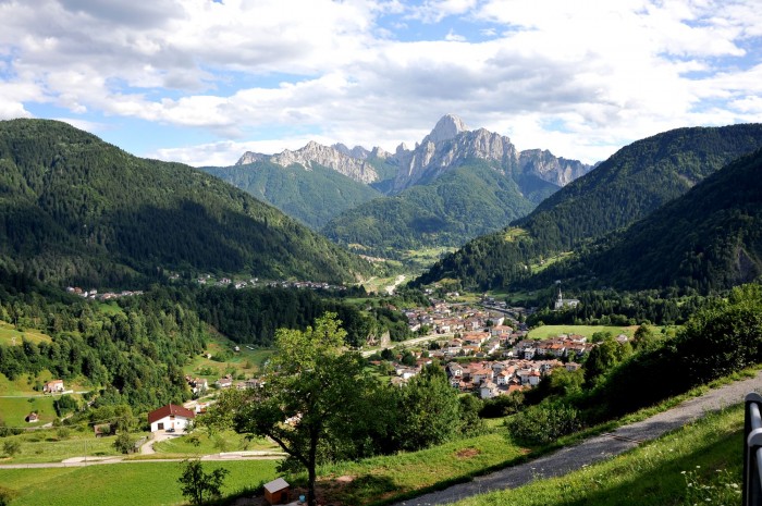 Blick über das Bergsteigerdorf Paularo zum Monte Sernio