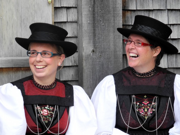zwei lachende Frauen in Walsertracht