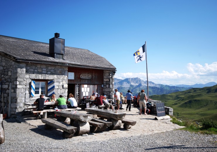 ...auf der Terrasse das Panorama geniessen