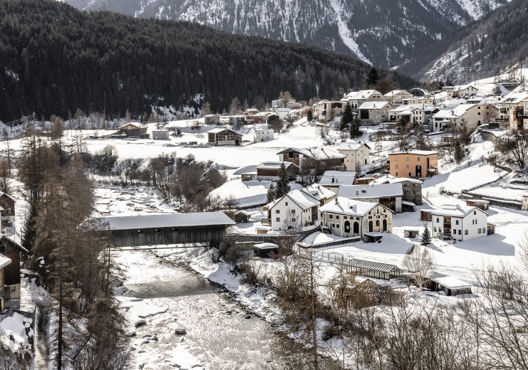 Lavin mit dem Inn im Engadin