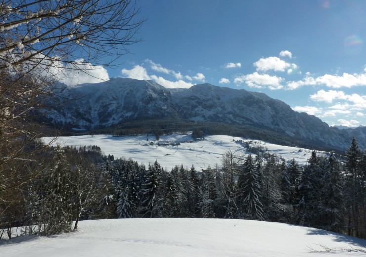 Steinbach und das Höllengebirge im Winter