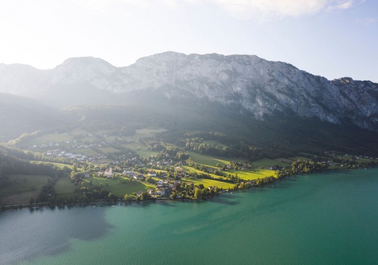 Luftbild auf Steinbach am Attersee mit Höllengebirge