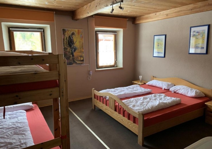 Die Schlafzimmer haben Doppel- und Stockbetten