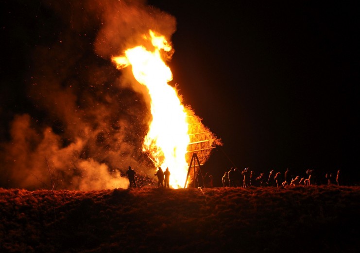 Eine brennende "Femenate", dieser Brauch geht auf keltische Ursprünge zurück.