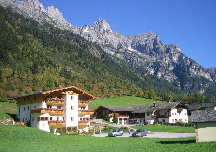 Die Alfaier Bergheimat im Vordergrund, im Hintergrund der Alfaierhof