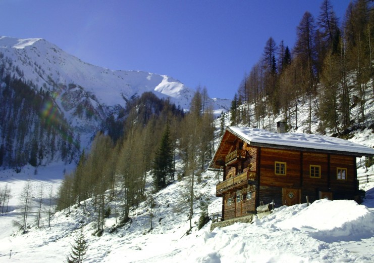 Die Mittergutnigg-Hütte im Winter