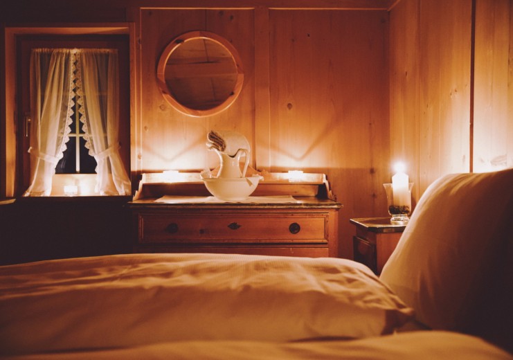 Das Nostalgiezimmer mit romantischem Kerzenlicht lädt zum Träumen ein