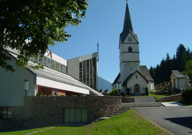Die neue Pfarrkirche und St. Ulrich mit Friedhof