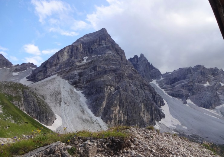 Blick von der Tribulaunhütte auf den Gschnitzer Tribulaun (2.946 m)
