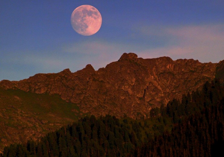 Blick von der Hotelterrasse des Hotel Weilers auf den Vollmond