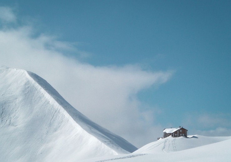 Die Carschinahütte liegt eingebettet in die alpine Berglandschaft...