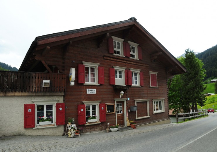 Im Dorfkern St. Antöniens liegt das Berggasthaus Gemsli