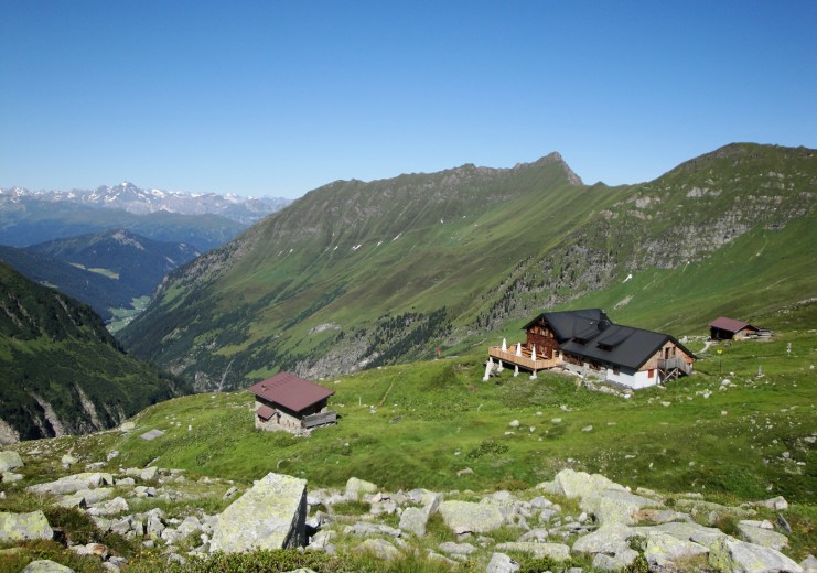 Die Geraer Hütte mit Blick ins Valsertal