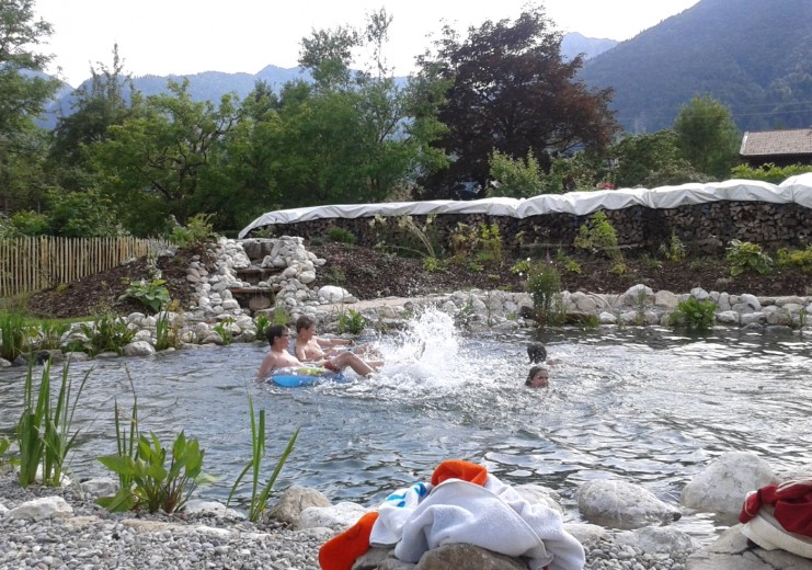 Erfrischung im Sommer garantiert der Naturbadeteich.