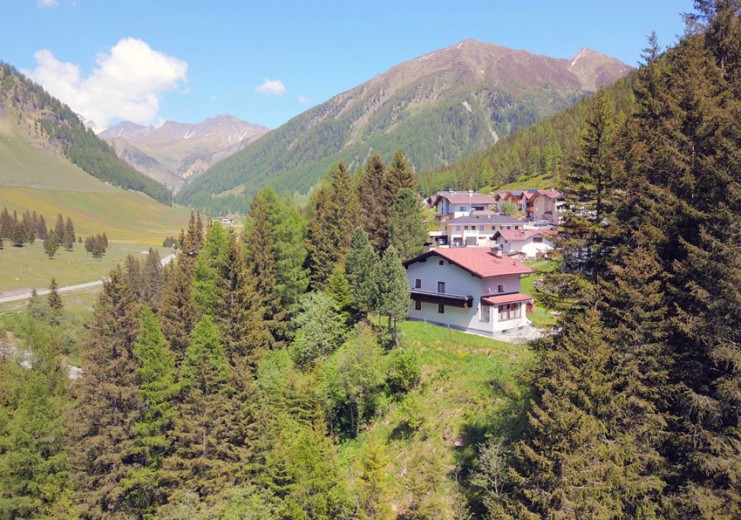 Das Schmirnhaus im Sommer. Es muss nicht gleich der Olperer mit seinen 3476 Meter sein, im Sommer gibt es eine große Auswahl an Wander- und Bergtouren ab Haus.