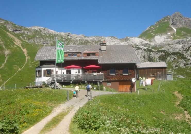Biberacher Hütte (1.846 m) mit Künzelspitze