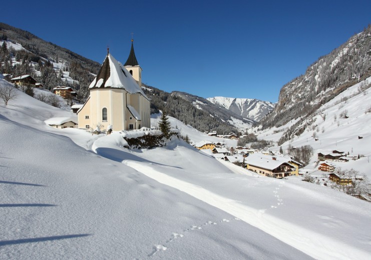 Hüttschlager Kirche im Winterkleid