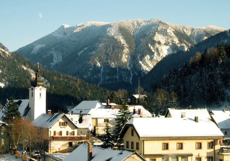 Lunzer Kirche mit Scheiblingstein (1.622 m)