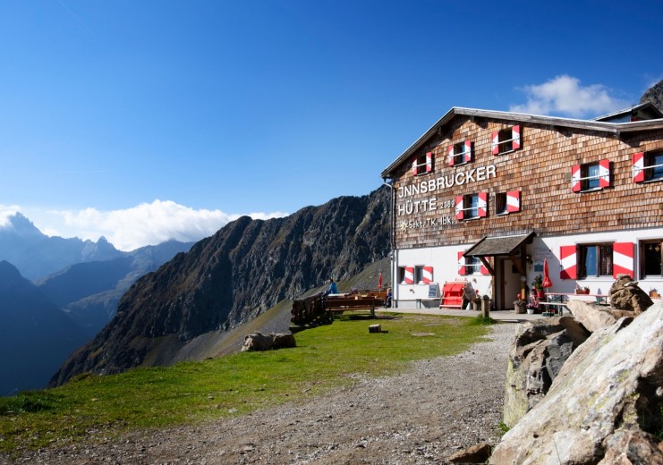 Die Innsbrucker Hütte mit Sonnenterrasse in 2.369 Meter