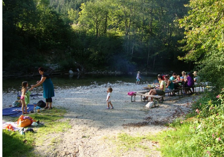 Die Ois fließt durch den Campingplatz, im Sommer ideal zum Grillen
