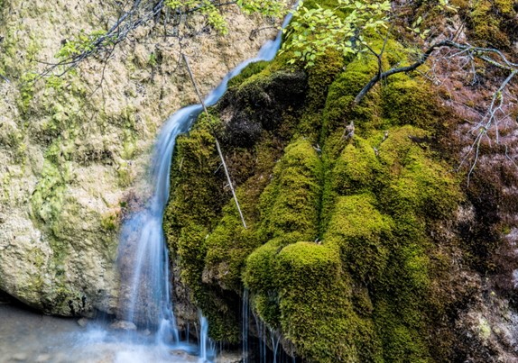 Lehnjakotvorni izvir, der Wasserfall