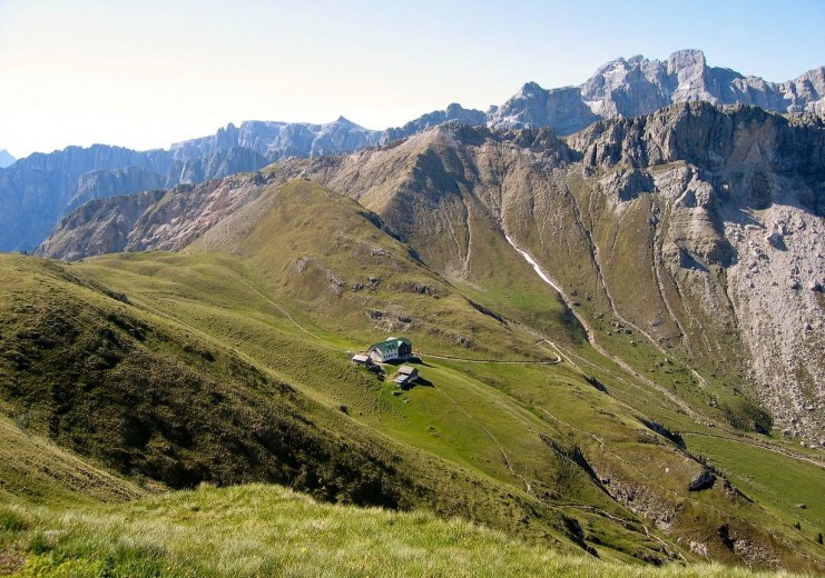 Die Schlüterhütte (Rifugio Genova) liegt in 2306 Meter Höhe zwischen Geislergruppe und Peitlerkofel.